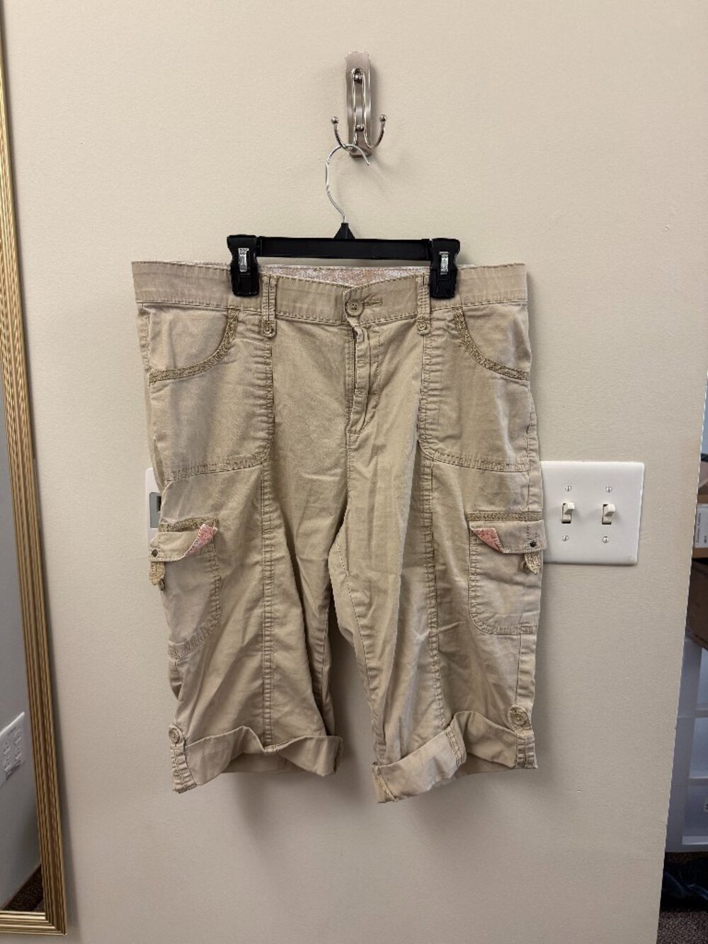 khaki shorts with pockets